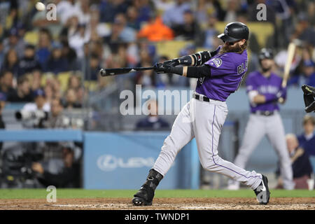 Los Angeles, CA, USA. 21 Juin, 2019. Rockies du Colorado center fielder Charlie Blackmon (19) perruque pendant le jeu entre les Rockies du Colorado et Les Dodgers de Los Angeles au Dodger Stadium à Los Angeles, CA. (Photo de Peter Renner and Co) Credit : csm/Alamy Live News Banque D'Images