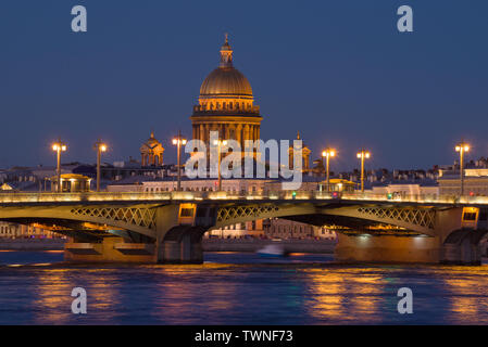 La coupole de la cathédrale Saint-Isaac sur le pont de Blagovechtchensk, sur fond blanc, la nuit. Saint-pétersbourg, Russie Banque D'Images