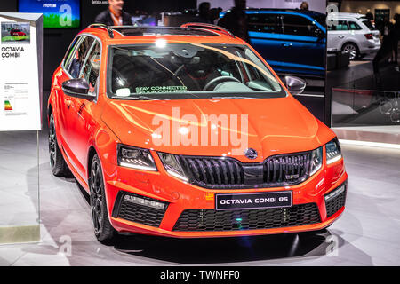 Paris, France, Oct 2018 red nouvelle Skoda Octavia Combi RS Mk3 facelift, Mondial de l'Automobile de Paris, petite voiture de famille Produit par Skoda Auto Banque D'Images