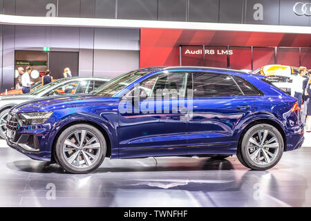 Paris, France, Oct 04, 2018 bleu métal tout nouveau Audi Q8 au Mondial de l'Automobile de Paris, SUV phares produits par constructeur automobile allemand Audi AG Banque D'Images