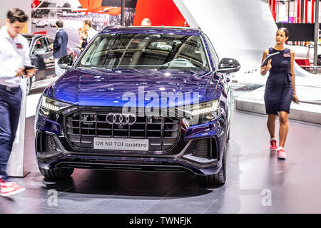 Paris, France, Oct 04, 2018 bleu métal tout nouveau Audi Q8 au Mondial de l'Automobile de Paris, SUV phares produits par constructeur automobile allemand Audi AG Banque D'Images