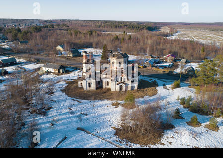 Vue sur la vieille église abandonnée de la Nativité du Christ un jour de printemps (prise de vue d'un quadrocopter). Verkhruchey, Karelia. La Russie Banque D'Images