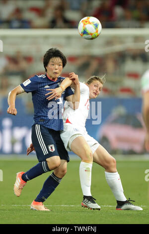 Nice, France. 19 Juin, 2019. (L-R) Nana Ichise (JPN), Ellen White (ENG) Football/soccer : Nana Ichise du Japon défis pour la balle avec Ellen White de l'Angleterre durant la Coupe du Monde féminine de la fifa France 2019 GROUPE D match entre le Japon et l'Angleterre au stade de Nice à Nice, France . Credit : AFLO/Alamy Live News Banque D'Images