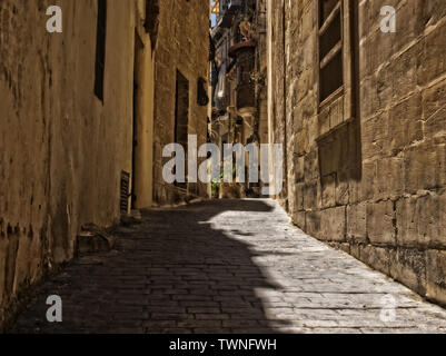 Rue étroite à Rabat, Malte . Une ancienne rue étroite à Rabat, Malte. Banque D'Images