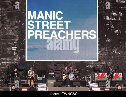 Londres, Royaume-Uni. 21 Juin, 2019. Manic Street Preachers produire sur scène à l'appui, Bon Jovi pendant leur "La Chambre n'est pas à vendre' tour au stade de Wembley Crédit : SOPA/Alamy Images Limited Live News Banque D'Images