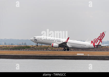 Boeing 737-8FE , Virgin Australia s'envoler de l'aéroport de Sydney Banque D'Images