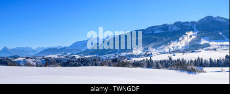 La production de neige artificielle en ski alpin dans l'Bavière Allgäu Banque D'Images