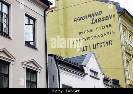 Oslo, Norvège - 20 juin 2019 : Construction Détail de l'immeuble situé au 26 rue Torggata avec de la publicité pour Ferdinand Larsenm peint sur les faca Banque D'Images