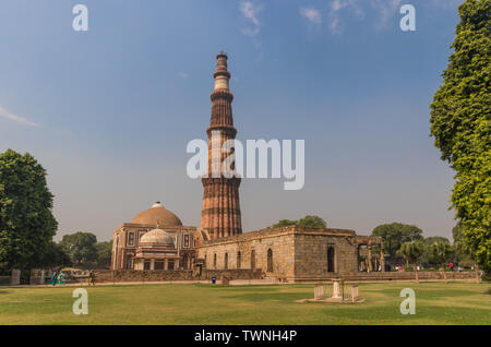 New Delhi, Inde - l'un des plus hauts minarets dans le monde, le Qutb Minar est, avec le complexe de Qutb, site du patrimoine mondial de l'Unesco Banque D'Images