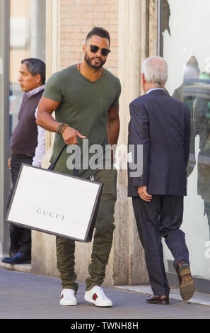 Ricky Whittle sortir shopping à Rome, Italie Avec : Ricky Whittle Quand : 17 mai 2019 Credit : IPA/WENN.com **Uniquement disponible pour publication au Royaume-Uni, USA, Allemagne, Autriche, Suisse** Banque D'Images