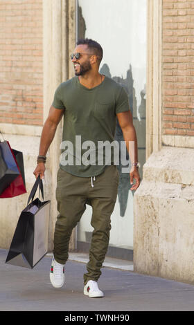 Ricky Whittle sortir shopping à Rome, Italie Avec : Ricky Whittle Quand : 17 mai 2019 Credit : IPA/WENN.com **Uniquement disponible pour publication au Royaume-Uni, USA, Allemagne, Autriche, Suisse** Banque D'Images