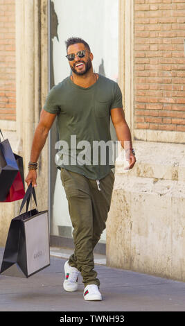 Ricky Whittle sortir shopping à Rome, Italie Avec : Ricky Whittle Quand : 17 mai 2019 Credit : IPA/WENN.com **Uniquement disponible pour publication au Royaume-Uni, USA, Allemagne, Autriche, Suisse** Banque D'Images