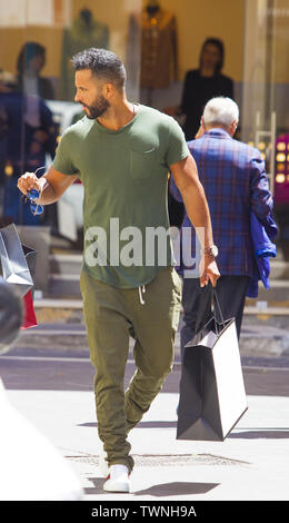 Ricky Whittle sortir shopping à Rome, Italie Avec : Ricky Whittle Quand : 17 mai 2019 Credit : IPA/WENN.com **Uniquement disponible pour publication au Royaume-Uni, USA, Allemagne, Autriche, Suisse** Banque D'Images