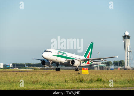 Une photo d'un avion d'Alitalia décollant de l'aéroport de Schiphol Banque D'Images