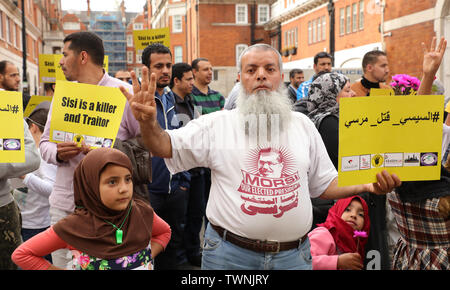 Londres, Royaume-Uni. 21 juin 2019. Protestation devant l'ambassade d'Égypte à Londres, en souvenir de Morsi. Credit: Joe Kuis / Alamy News Banque D'Images