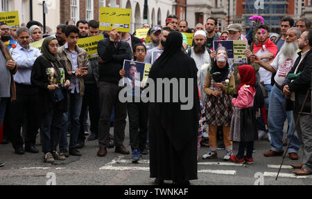 Londres, Royaume-Uni. 21 juin 2019. Ceux qui assistent à une manifestation devant l'ambassade d'Égypte à Londres, en souvenir de Morsi, écoutent l'un des nombreux orateurs de l'événement. Credit: Joe Kuis / Alamy News Banque D'Images