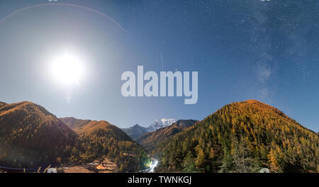 Panorama de montagne avec forêt de pins avec shooting star, voie lactée et la lune dans la nuit du parc national Banque D'Images