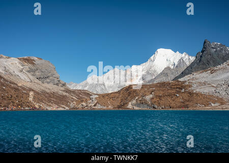 Lac de lait avec la sainte montagne en automne sur la crête. La réserve naturelle de Yading Banque D'Images