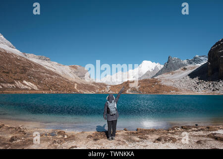 Lever la main jusqu'au lac turquoise et de montagnes sur le pic. La réserve naturelle de Yading Banque D'Images