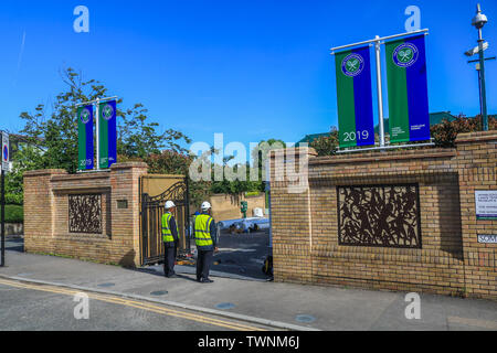 Wimbledon Londres, Royaume-Uni. 22 Juin, 2019. Les noms des champions de Wimbledon 2018 Mens et mesdames des célibataires Novak Djokovic et Angelique Kerber sont honorés aux portes de l'Angleterre tous les profils têtes Lawn Tennis Club Crédit : amer ghazzal/Alamy Live News Banque D'Images