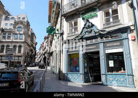 Vue extérieure façade de Farmacia Moreno pharmacie portugais sur Largo São Domingos street à Porto Porto Portugal Europe UE KATHY DEWITT Banque D'Images