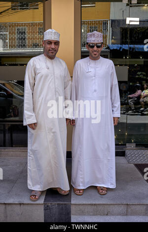 Les hommes omanais. Les hommes du Moyen-Orient, de l'Oman en costume traditionnel appelé dishdasha Banque D'Images