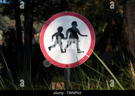 Une vue en gros plan d'un panneau indicateur de passage à niveau d'enfants dans une aire de stationnement de l'école Banque D'Images