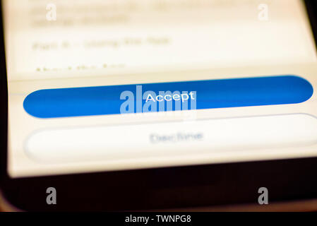 Bouton Accepter sur application pour smartphone écran libre Banque D'Images