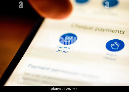 Payer en bouton de vérification sur l'application pour smartphone écran libre avec les doigt pointant vers elle Banque D'Images