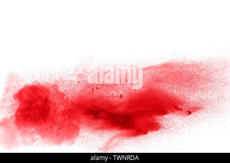 Explosion de poudre de couleur rouge sur fond blanc. Éclaboussures de couleur rouge en poudre poussière. Banque D'Images