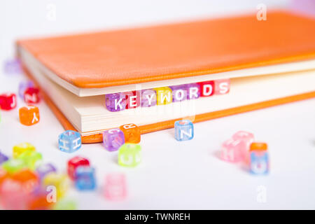 Mots-clés mot sur cordon coloré bloquer comme signet dans livre. recherche de mots-clés et le contenu marketing idée concept Banque D'Images