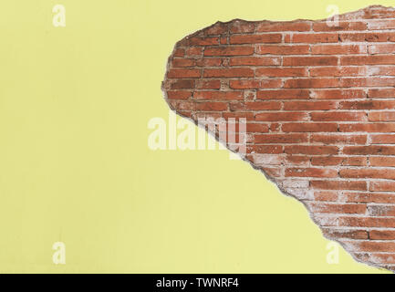 Vintage ancien crack jaune mur de ciment avec bloc de brique rouge, un mur pour le fond Banque D'Images