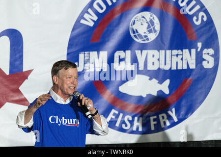 La présidence démocratique ancien Colorado Gov. John Hickenlooper aborde la Jim Clyburn célèbre Fish Fry 21 juin 2019 à Columbia, en Caroline du Sud. L'événement donne le coup d'envoi de la Convention démocrate de Caroline du Sud Week-end et 22 candidats démocrates plan pour assister à l'événement. Banque D'Images