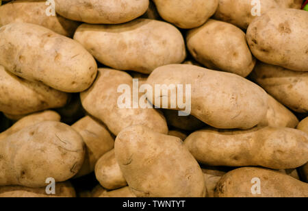 Vue de dessus de pommes de terre fraîches comme arrière-plan dans le supermarché à vendre Banque D'Images