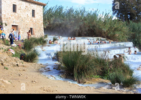 Saturnia, Italie - 17 novembre 2013 : les habitants et les touristes de nager dans la célèbre hot springs de Saturnia. Saturnia est une ville thermale dans la municipalité dans l'Homme Banque D'Images