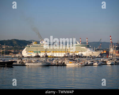 LA SPEZIA, ITALIE 21 juin 2019 : Belle soirée, un bateau de croisière quitte La Spezia port pour sa prochaine destination. Indépendance de la mer, Royal Carib Banque D'Images