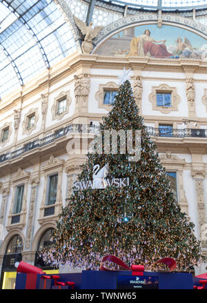 Milan, Italie - 26 novembre 2017 : l'arbre de Noël Swarovski dans la Galleria Vittorio Emanuele II arcade commerçante de Milan Banque D'Images