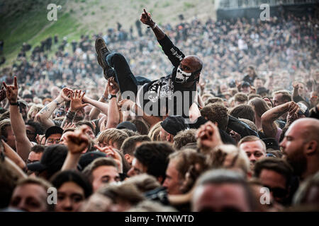 Copenhague, Danemark. 21 Juin, 2019. Copenhague, Danemark - 21 juin, 2019. Heavy metal fans foule surfez à un concert live avec le groupe de heavy metal américain l'Agneau de Dieu pendant le festival de heavy metal danois Copenhell 2019 à Copenhague. (Photo crédit : Gonzales Photo/Alamy Live News Banque D'Images