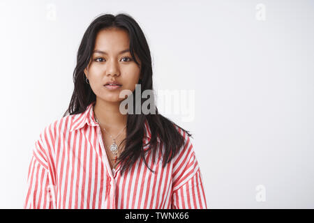 Corps positif, la beauté et la tendresse concept. Belle jeune fille vietnamienne en Chemisier rayé à la tendre et délicatement à l'appareil photo avec demi-ouvert Banque D'Images