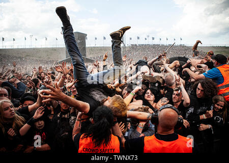 Copenhague, Danemark. 21 Juin, 2019. Copenhague, Danemark - 21 juin, 2019. Heavy metal fans foule surfez à un concert live avec le groupe de heavy metal américain l'Agneau de Dieu pendant le festival de heavy metal danois Copenhell 2019 à Copenhague. (Photo crédit : Gonzales Photo/Alamy Live News Banque D'Images