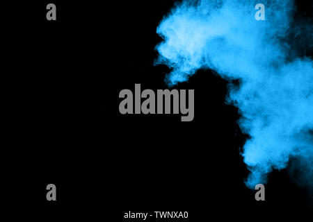 Résumé d'explosion de poussière multicolore sur fond noir. Poudre de couleurs abstraites splash sur fond sombre. Banque D'Images