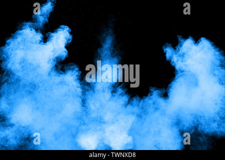 Résumé d'explosion de poussière multicolore sur fond noir. Poudre de couleurs abstraites splash sur fond sombre. Banque D'Images