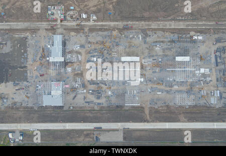 Beijing, Chine. 3ème apr 2019. Photo aérienne prise le 3 avril 2019 montre la construction de l'emplacement de Tesla's nouveau gigafactory à Shanghai, à l'est de la Chine. Credit : Ding Ting/Xinhua/Alamy Live News Banque D'Images