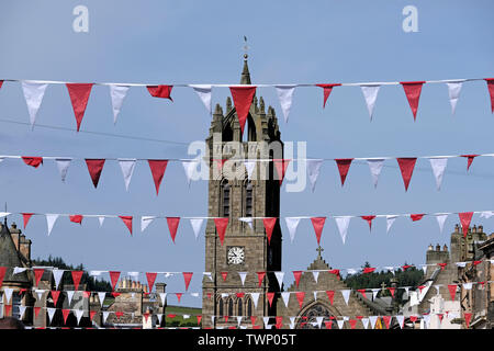 Peebles, Ecosse, Royaume-Uni. 22 Juin, 2019. Bowlish House samedi - cérémonie couronnant & grande procession PEEBLES Red Letter Day église paroissiale en pèlerin du matin comme l'azuré orne la rue. Le ChildrenÕs procession, Proclamation, cérémonie de couronnement, grand cortège, Cérémonie du Souvenir, en battant de la retraite. Le samedi est le point fort de la semaine pour toutes les personnes impliquées dans theÊBeltane. C'est ce que la Beltane Reine attend l'sheÊwas depuis cinq semaines d'abord dit qu'elle était auparavant à être l'être couronné. Crédit : Rob Gray/Alamy Live News Banque D'Images