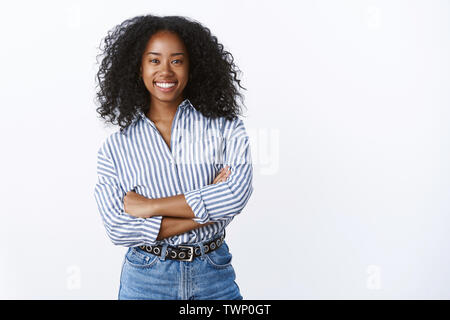 Friendly cheerful attractive african american curly-haired young woman 25s collègues parler woking consultant agréable sourire s'amuser profiter re Banque D'Images