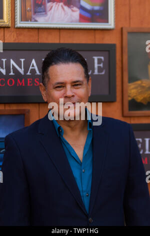 WESTWOOD, LOS ANGELES, CALIFORNIE, USA - 20 juin : Raymond Cruz arrive à la première de Los Angeles 'Annabelle' Warner Bros vient à la maison" s'est tenue au Regency Village Theatre le 20 juin 2019 à Westwood, Los Angeles, Californie, États-Unis. (Photo de Rudy Torres/Image Press Office) Banque D'Images