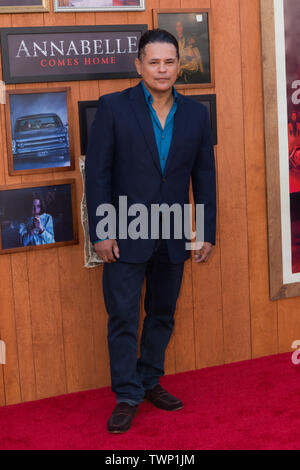 WESTWOOD, LOS ANGELES, CALIFORNIE, USA - 20 juin : Raymond Cruz arrive à la première de Los Angeles 'Annabelle' Warner Bros vient à la maison" s'est tenue au Regency Village Theatre le 20 juin 2019 à Westwood, Los Angeles, Californie, États-Unis. (Photo de Rudy Torres/Image Press Office) Banque D'Images