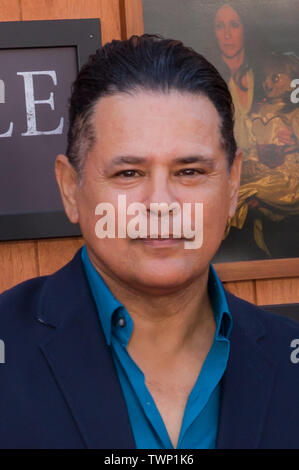 WESTWOOD, LOS ANGELES, CALIFORNIE, USA - 20 juin : Raymond Cruz arrive à la première de Los Angeles 'Annabelle' Warner Bros vient à la maison" s'est tenue au Regency Village Theatre le 20 juin 2019 à Westwood, Los Angeles, Californie, États-Unis. (Photo de Rudy Torres/Image Press Office) Banque D'Images