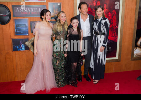 WESTWOOD, LOS ANGELES, CALIFORNIE, USA - 20 juin : Katie Sarife, Madison Iseman McKenna, Grace, Patrick Wilson et Vera Farmiga arrivent à la première de Los Angeles 'Annabelle' Warner Bros vient à la maison" s'est tenue au Regency Village Theatre le 20 juin 2019 à Westwood, Los Angeles, Californie, États-Unis. (Photo de Rudy Torres/Image Press Office) Banque D'Images