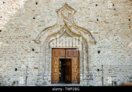 ARNAD,Italie/vallée d'AOSTE-juin 4,2019.L'église de pierre de Saint Martin de la 1500s avec un passage de tuf entourant la porte centrale Banque D'Images